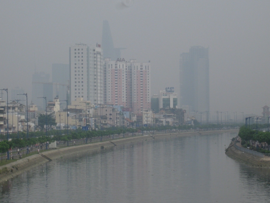 Giua trua, suong mu van bao phu Sai Gon hinh anh