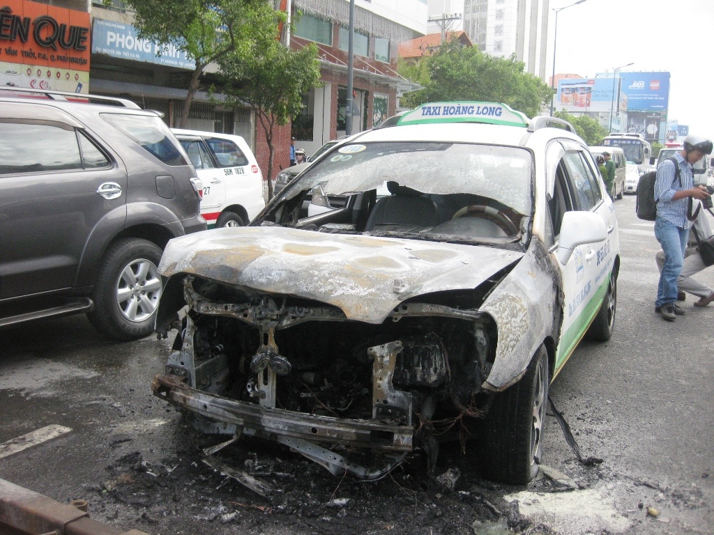 Taxi boc chay, tai xe va khach thao chay o Sai Gon hinh anh