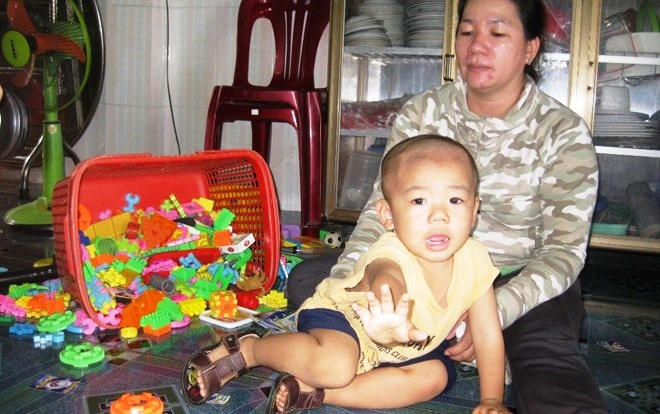 Bao mau bo chay khi nguoi dan mo clip danh tre mam non hinh anh