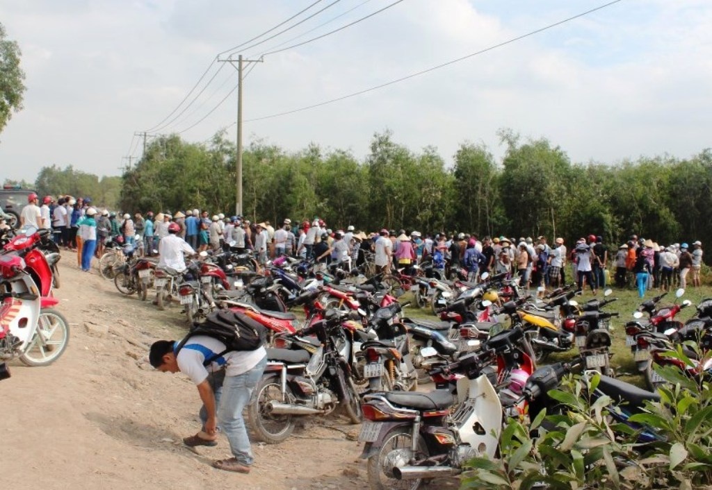 Co gai chet loa the voi nhieu vet dam o bia rung hinh anh