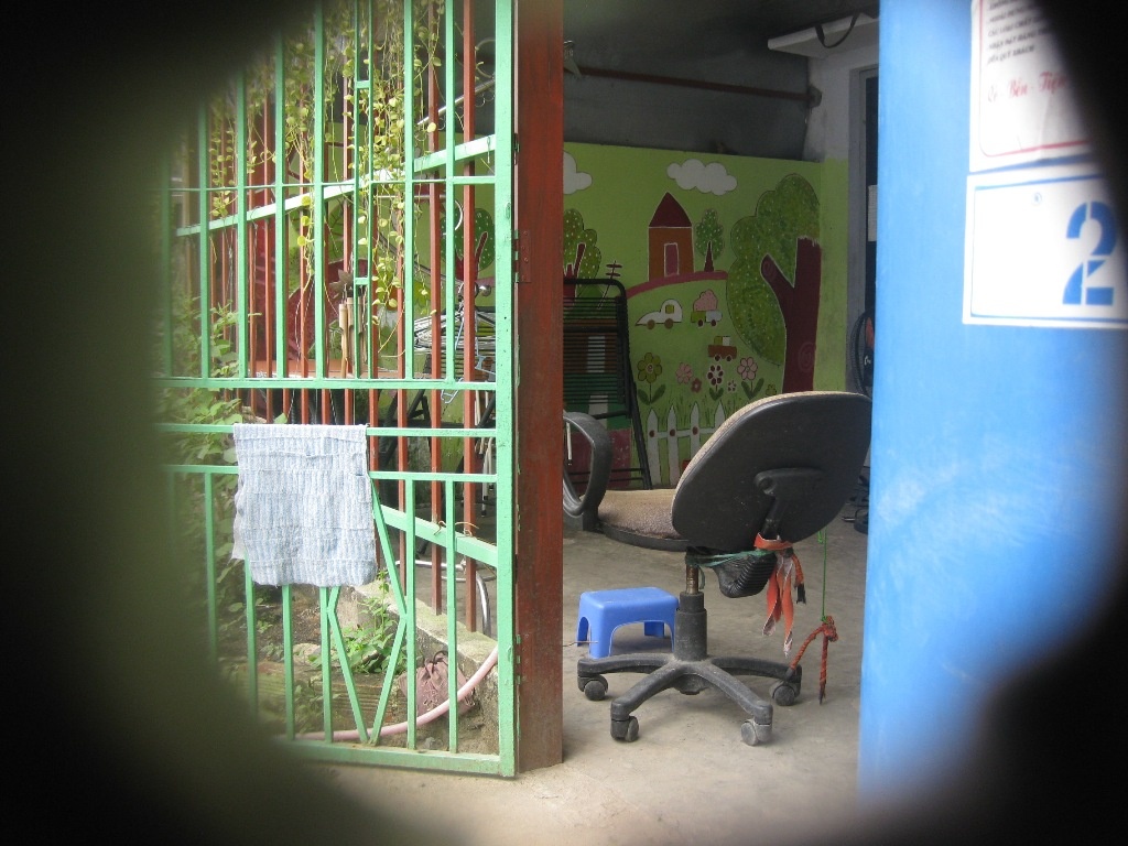 Ben trong co so mam non 2 bao mau danh dap tre nho hinh anh