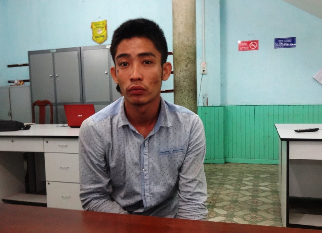 Xach ma tau lao vao cong an, bi ban trung chan hinh anh