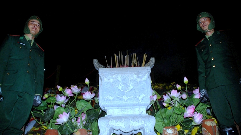 Nhung nguoi trang dem canh giac ngu cho Dai tuong hinh anh