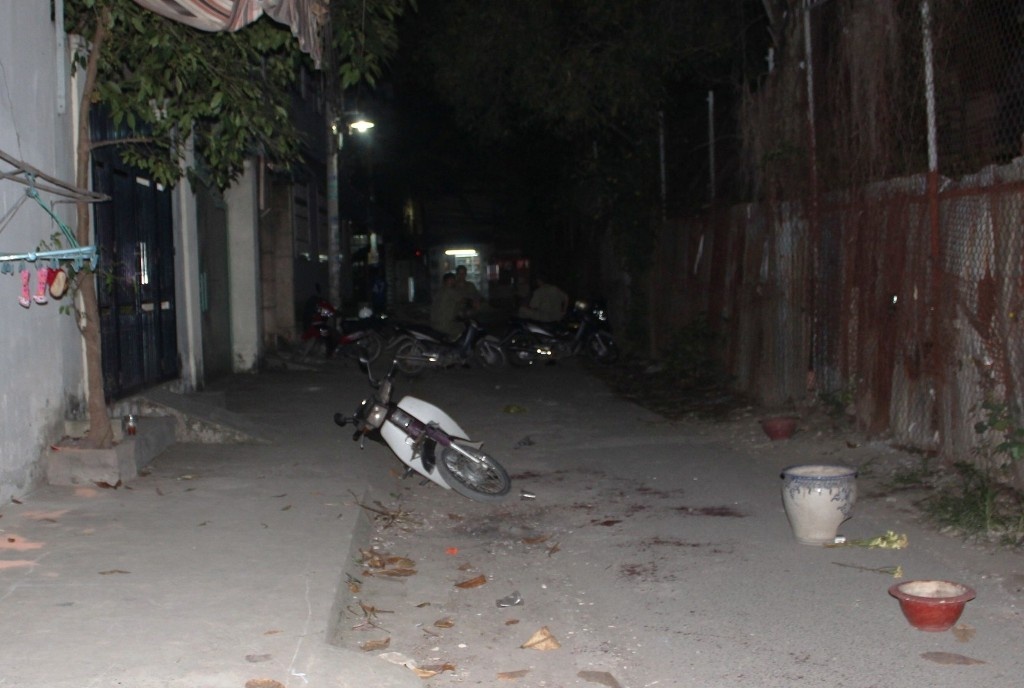 Vung dao chem loan xa, bat be 2 tuoi lam con tin hinh anh