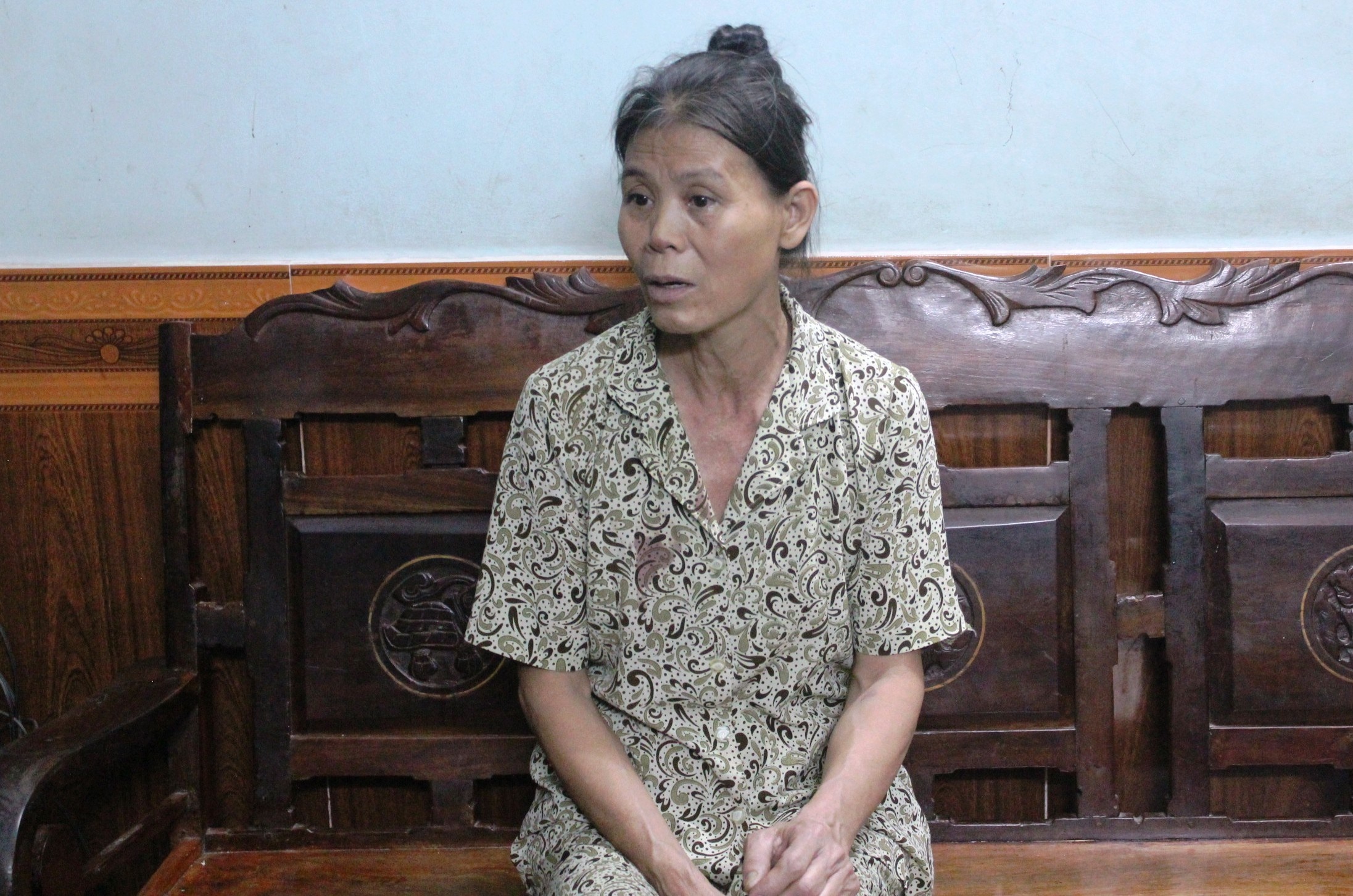 Giay phut ba ngoai tuoc dao ke bat coc giai cuu chau gai hinh anh