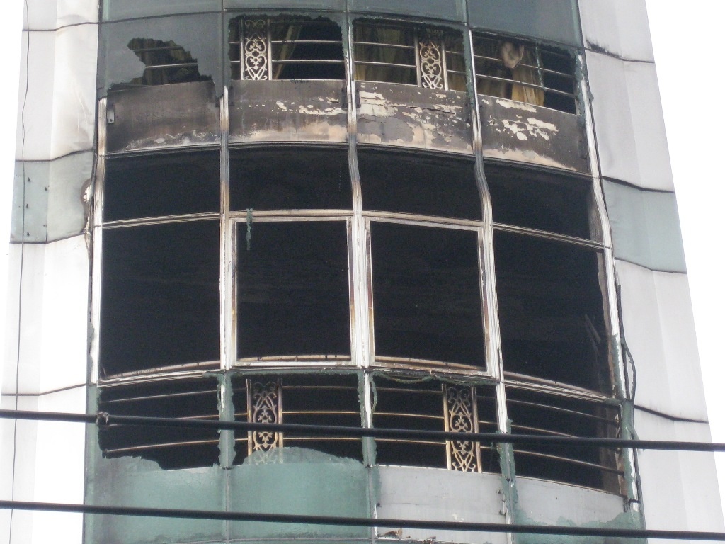 Khach san chay lon, hang chuc nguoi bo chay hinh anh