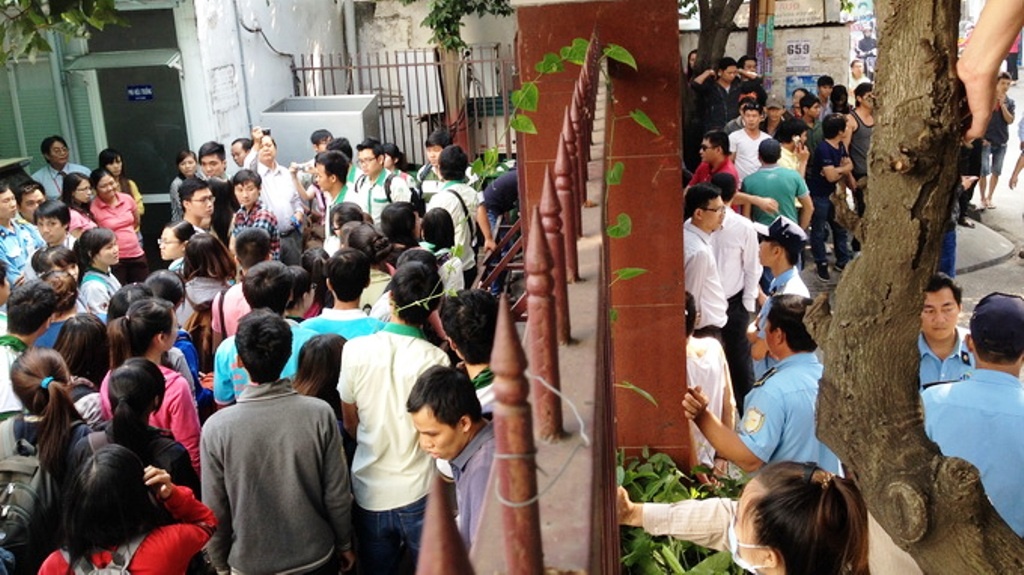 Dan nguoi co thu truoc luc luong cua hieu truong tam quyen hinh anh