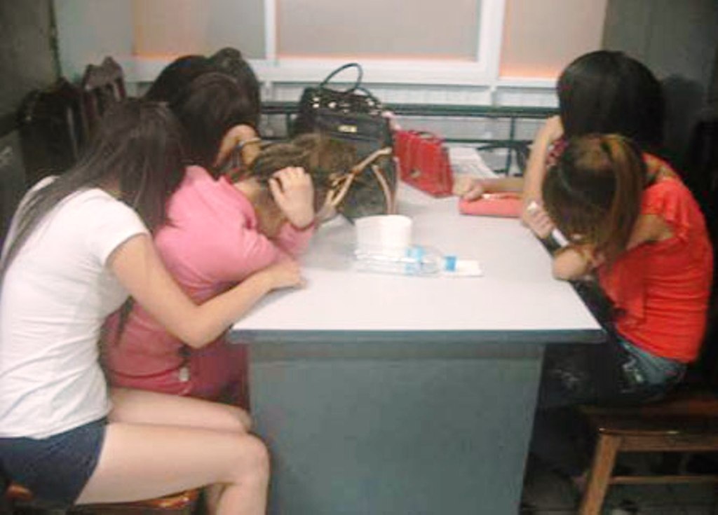 Pha 2 duong day sex tour nghin do gia danh SV nghe thuat hinh anh