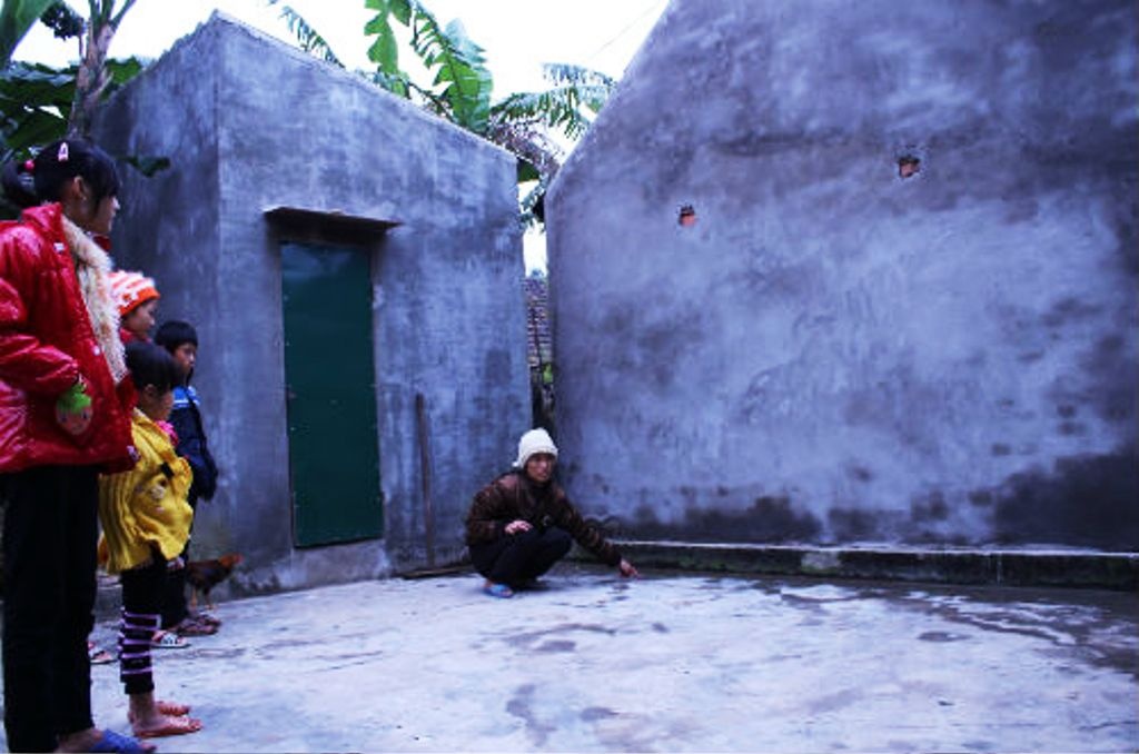 Do tuong khi sua nha, de chet con hang xom hinh anh