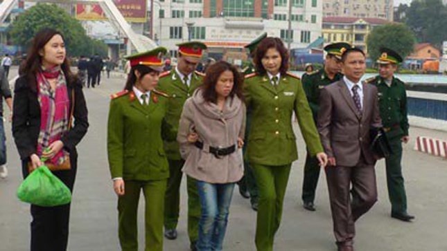 Chi em sieu lua khien cong an mat ngu hinh anh