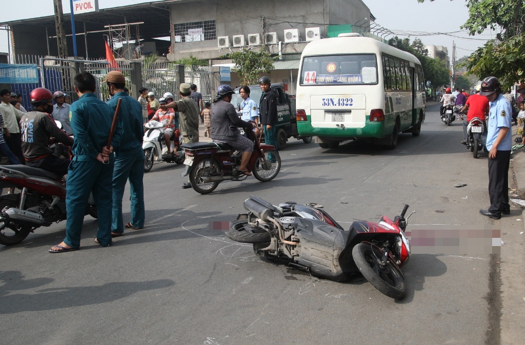 Hang chuc nguoi 'cuop' xac thanh nien bi tai nan giao thong hinh anh