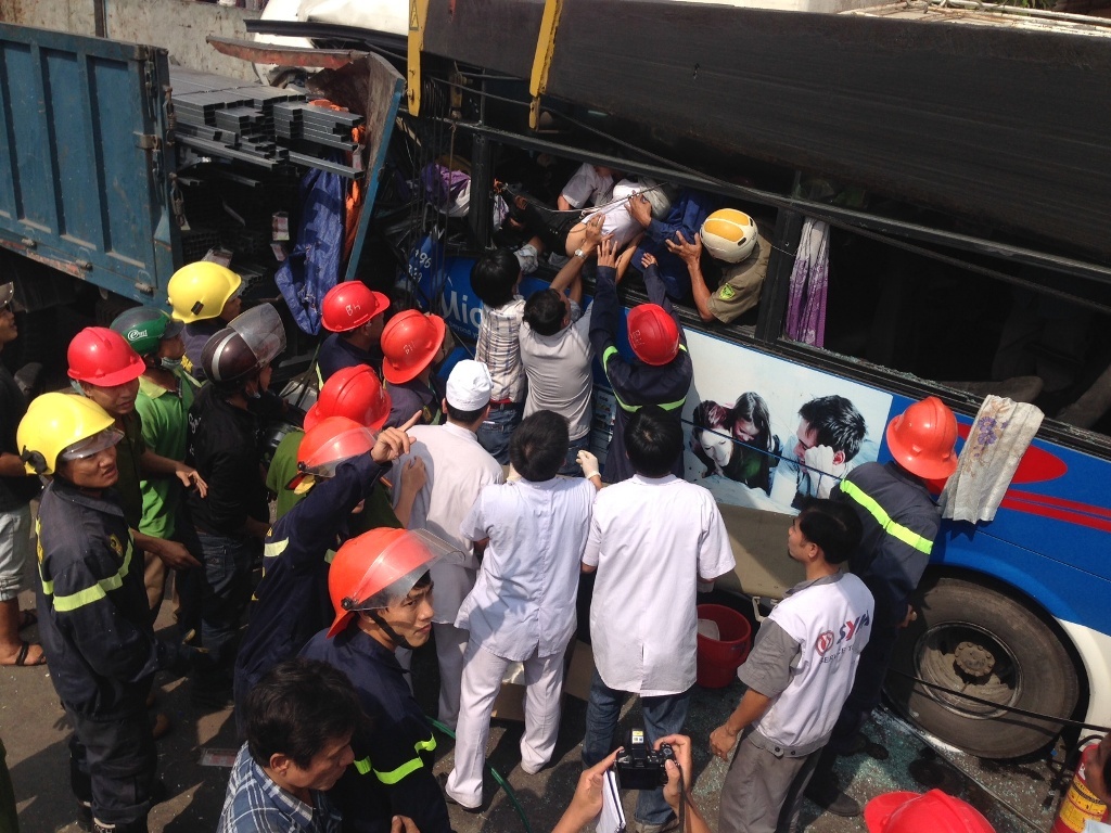 Hang chuc nguoi giai cuu khach khoc tham trong xe buyt hinh anh