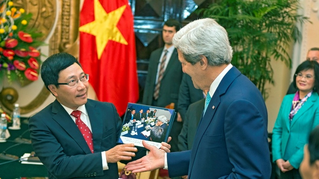 Cau chuyen dang sau buc anh John Kerry - Pham Binh Minh hinh anh
