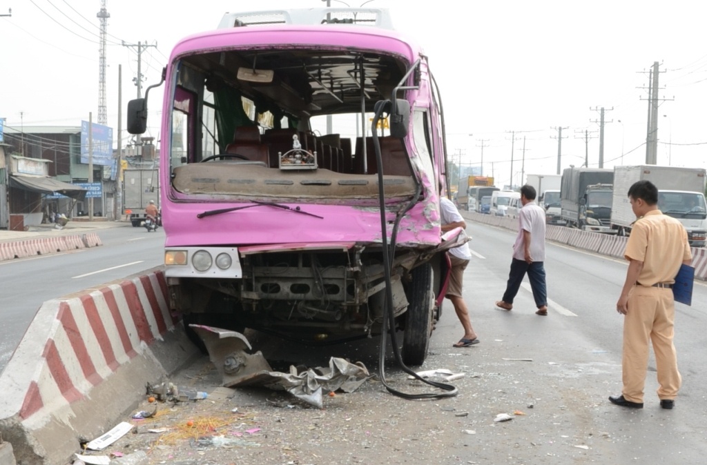 Xe bon dam xe khach, be trai roi xuong duong nguy kich hinh anh