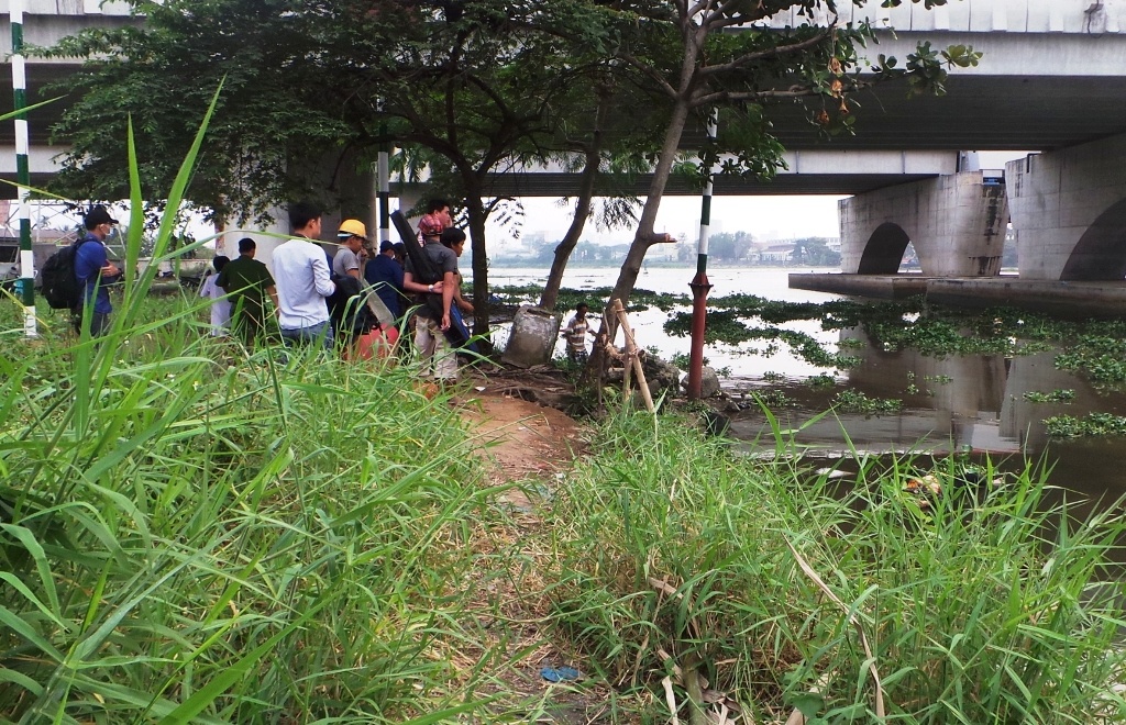 Thi the phu nu bi cot tay noi tren song Sai Gon hinh anh