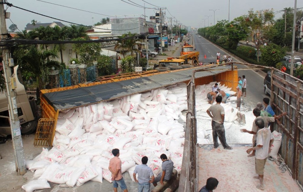 Lat xe cho bot mi, nguoi dan Cu Chi giup tai xe giu tai san hinh anh