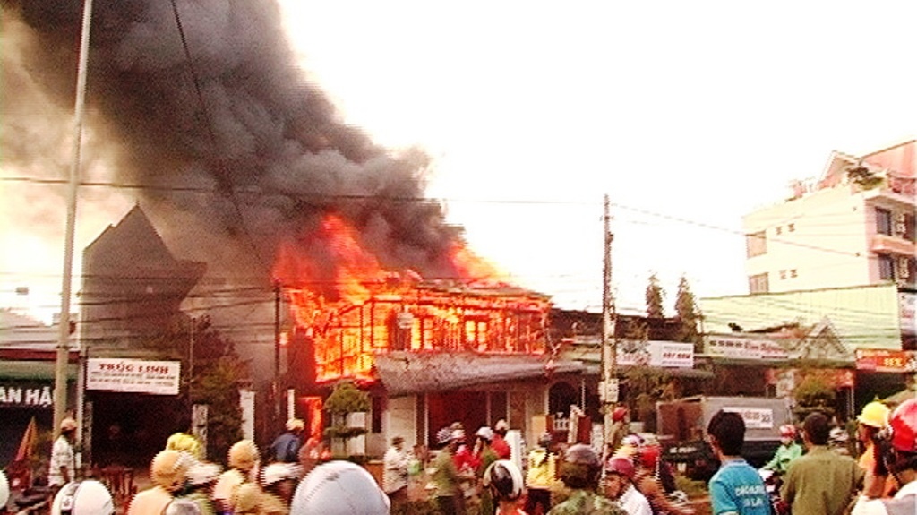 Nha chu tich huyen bi chay hinh anh