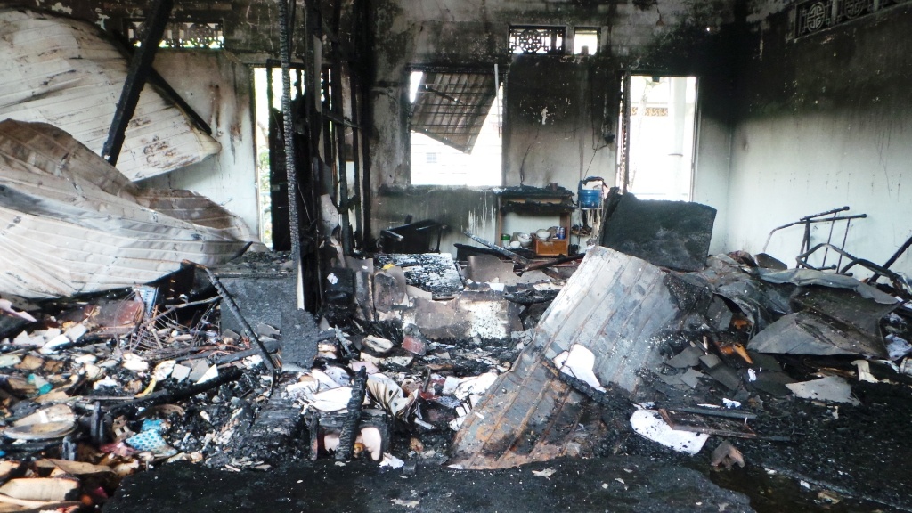 Tu vien o TP.HCM chay lon suot 3 gio hinh anh