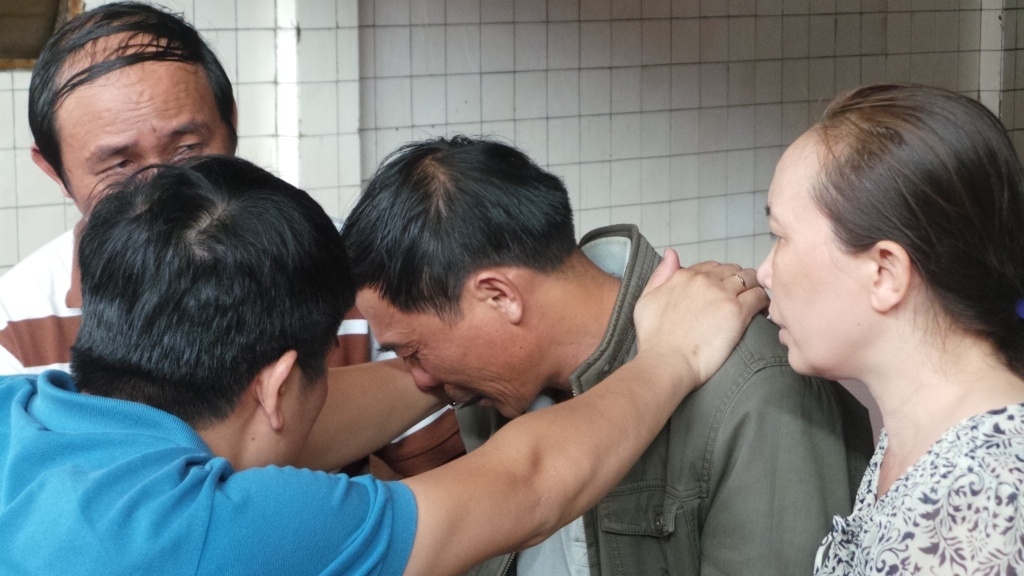 Nguoi cha khoc ngat khong dam lai gan thi the con hinh anh