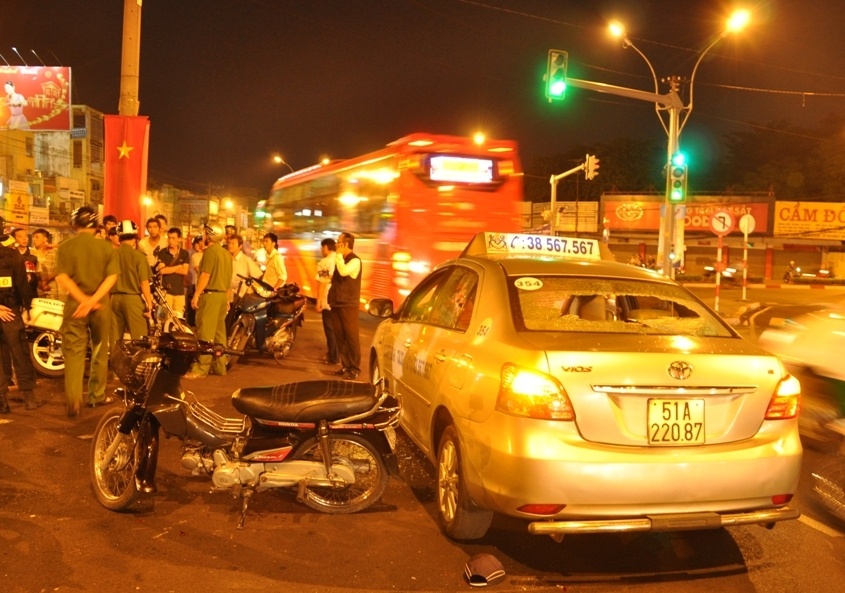 Va cham nhe, ruot danh nhau nao loan giua khuya hinh anh