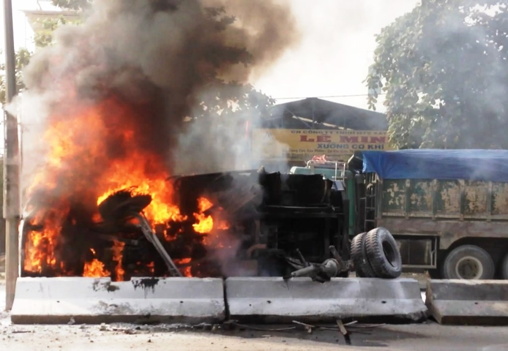 Xe ben phat hoa giua duong, tai xe dap cua thoat than hinh anh