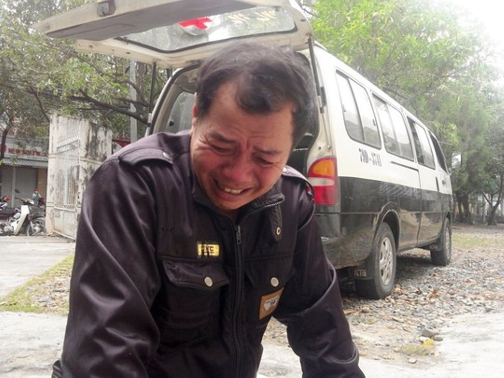 Khoi to, tam giam cong an xa danh hoc sinh gay tu vong hinh anh