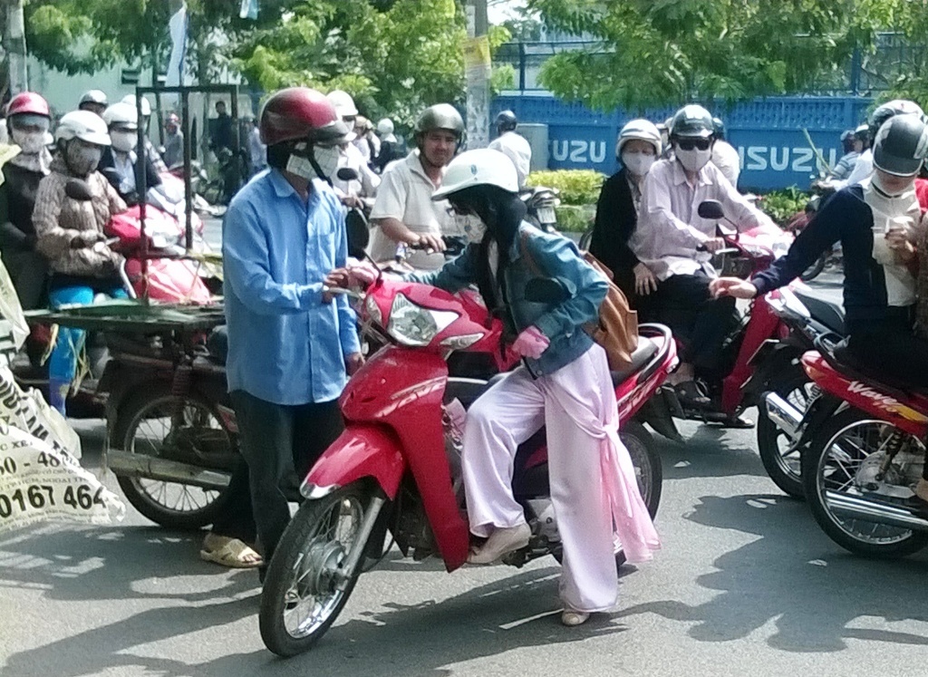Chang trai dap nga ten cuop, gianh lai tai san cho nu sinh hinh anh