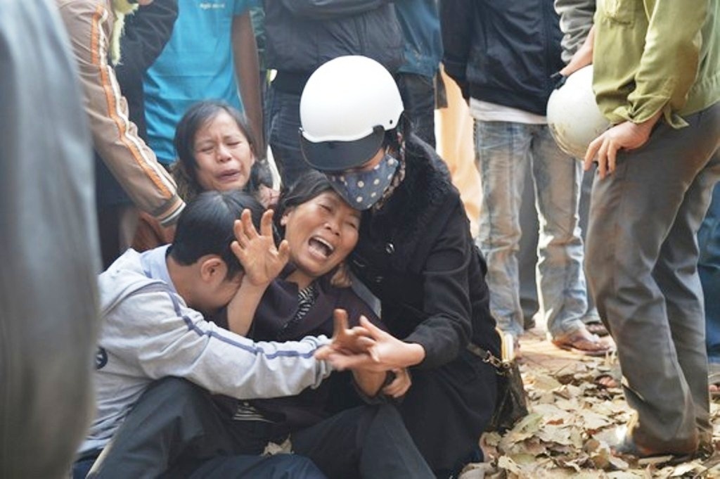 Nguoi dan tat vao mat tai xe vi gay tai nan roi bo chay hinh anh