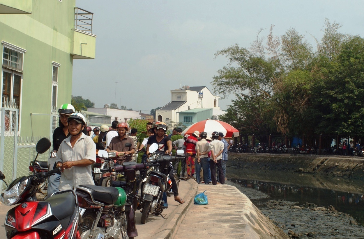 Thi the be trai trong thung giay troi tren kenh o Binh Duong hinh anh