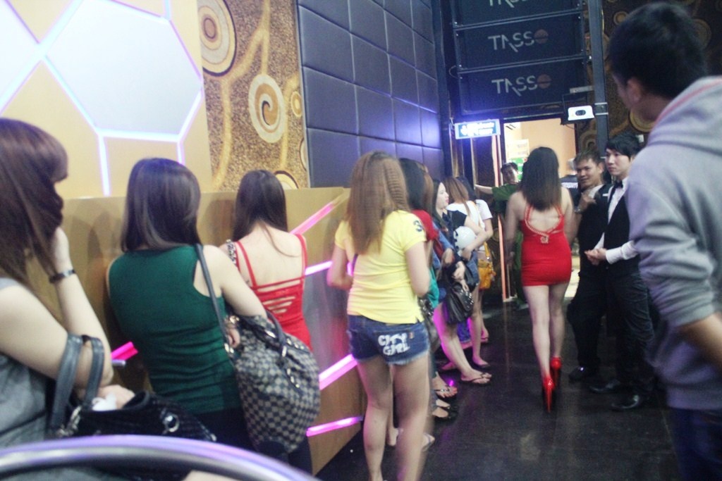 Hang chuc canh sat ap vao quan bar lon nhat quan Tan Binh hinh anh