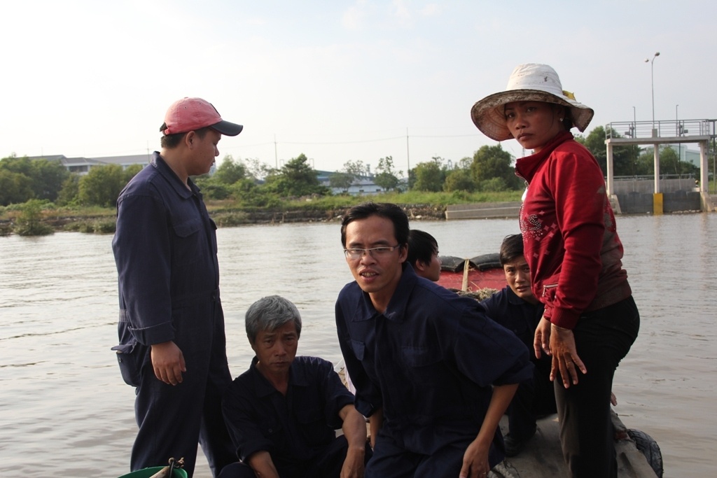 Nguoi phu nu cuu 15 khach nhay tu con tau boc chay hinh anh