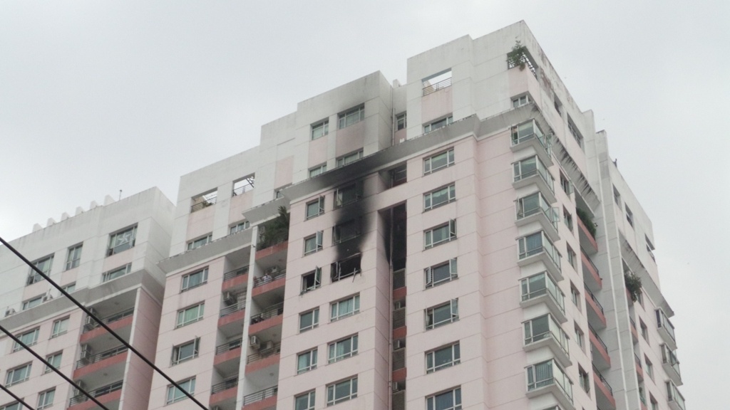 Hai nguoi keu cuu tren chung cu cao tang hinh anh