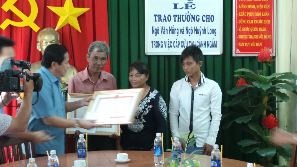 Khen thuong gia dinh cuu hon 50 nguoi vu chay tau canh ngam hinh anh