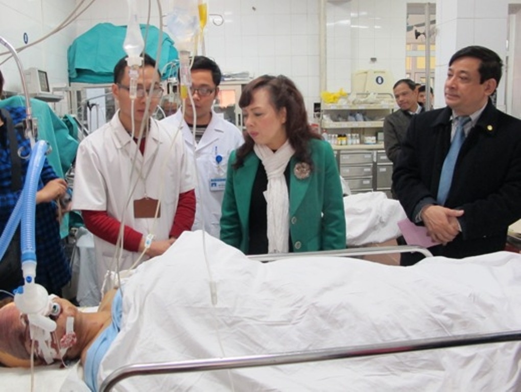 Bo truong Y te nghe benh nhan 'to' bac si hinh anh