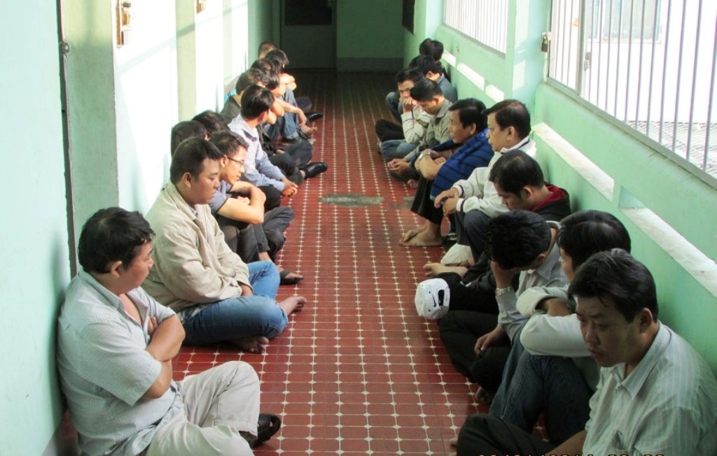 Bat 18 con bac trong quan ca phe hinh anh