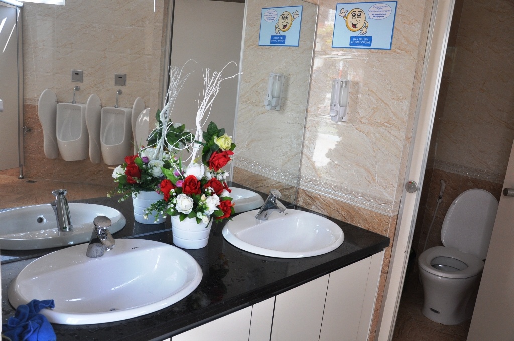 Noi that trong nha ve sinh 4 sao o Sai Gon hinh anh