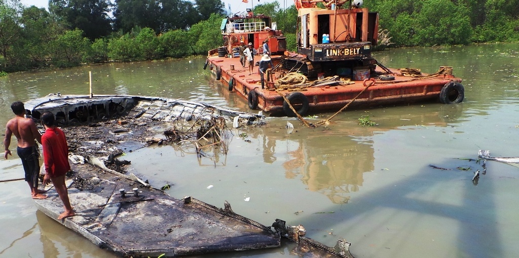 Can canh qua trinh truc vot tau canh ngam bi chim hinh anh