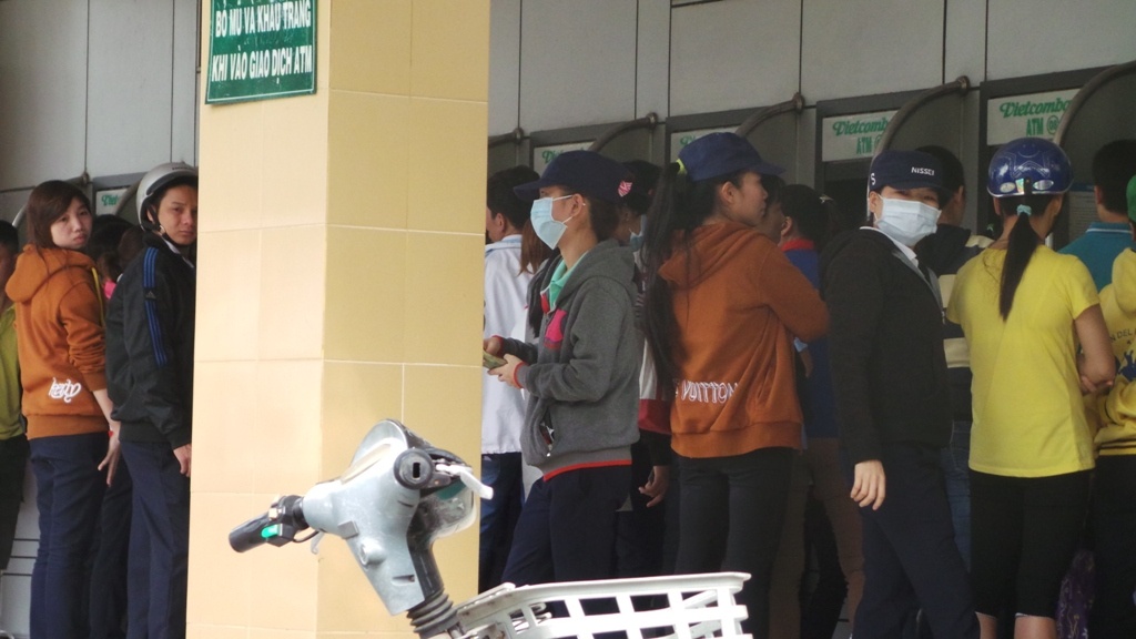 Xep hang nhieu gio truoc may ATM nhu dong gao thoi bao cap hinh anh