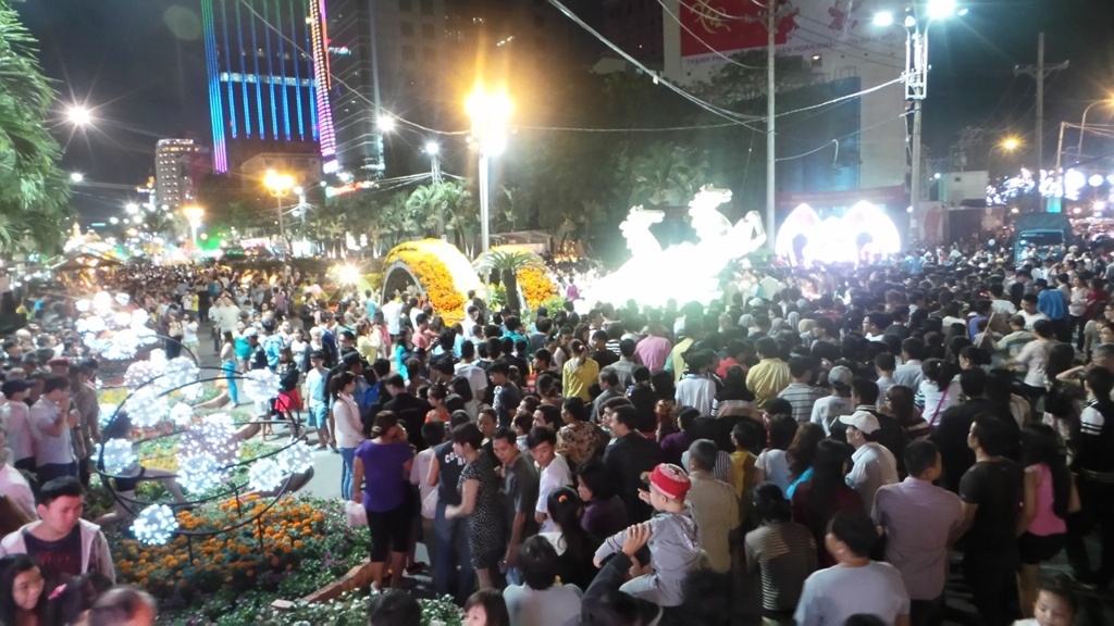 Nhich tung buoc trong duong hoa Nguyen Hue dem 29 Tet hinh anh