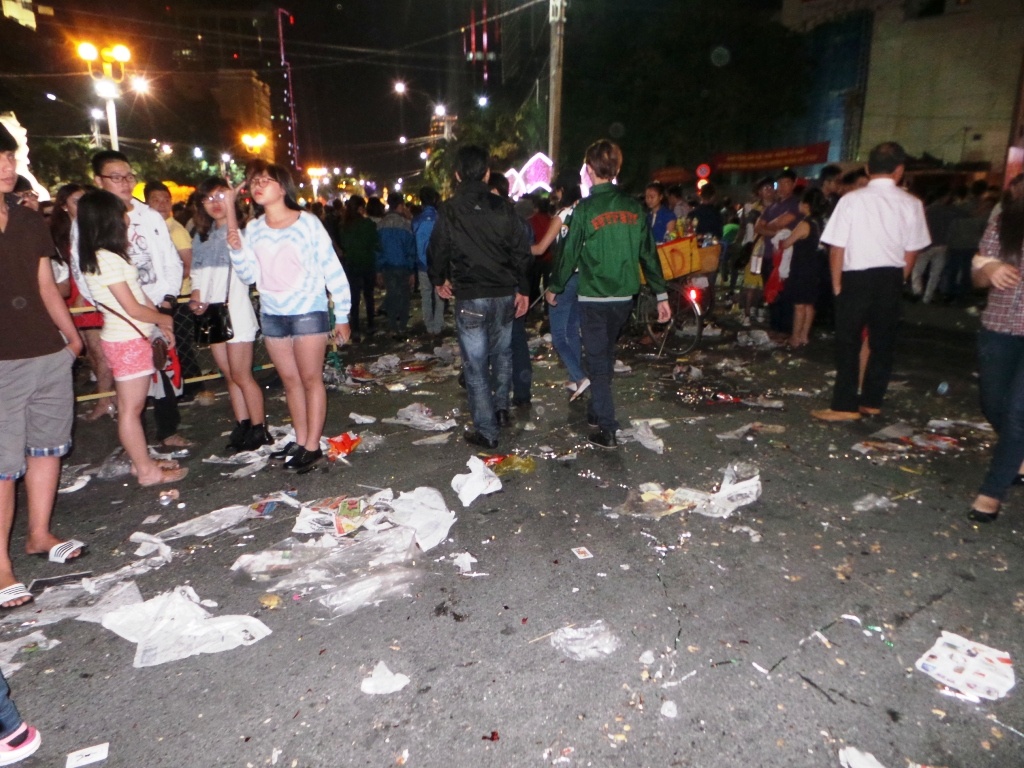 Sau giao thua, duong pho Sai Gon ngap trong rac hinh anh