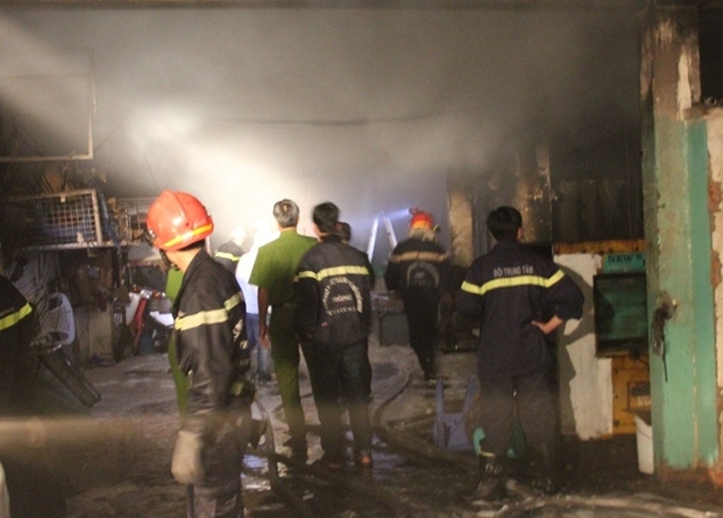 Kho hang sieu thi o TP.HCM chay du doi ngay dau nam hinh anh