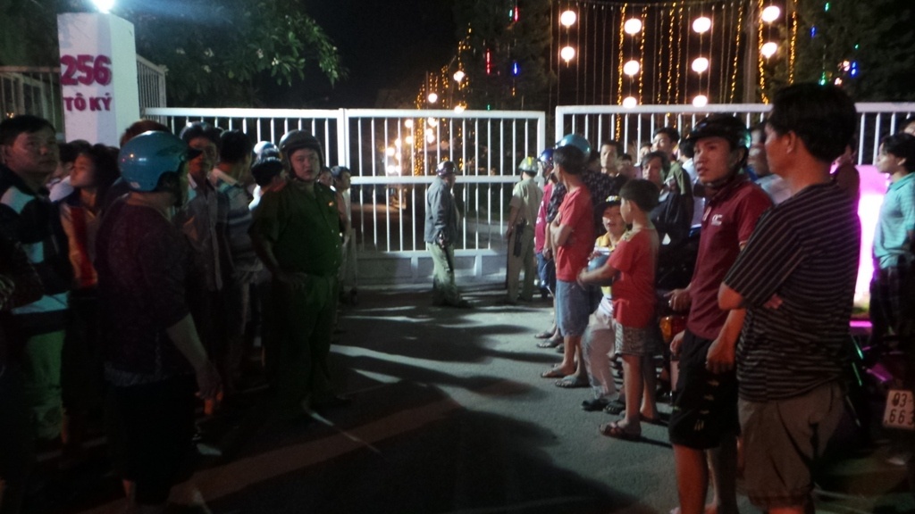 Hai gio vay bat ke tu thu tren noc nha hinh anh