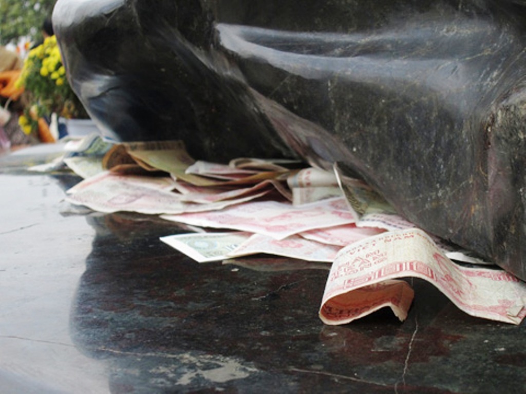 Dua nhau nhet tien vao tuong Phat o chua Bai Dinh hinh anh