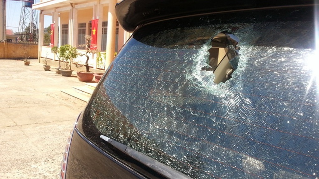 Mau thuan voi hang xom, 4 cha con chem nguoi, dap xe hinh anh