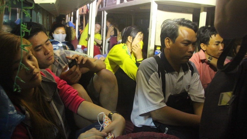 Xe giuong nam 42 cho nhet 75 khach hinh anh