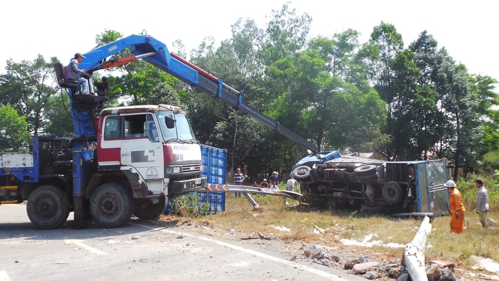 Xe tai lat nhao tu cau vuot xuong dat, 1 nguoi bi thuong hinh anh