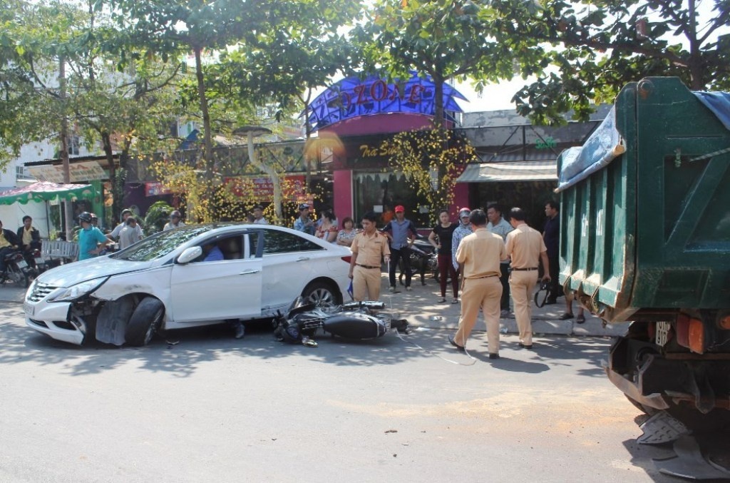 Xe ben tong truc dien o to, nu sinh vien bi va lay hinh anh