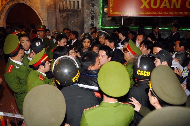 2.000 bo doi, cong an bao ve Le Khai an Den Tran hinh anh