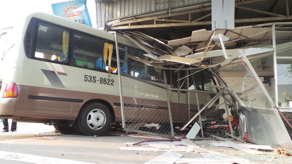 Xe khach ui sap nha dan, 11 nguoi nhap vien cap cuu hinh anh