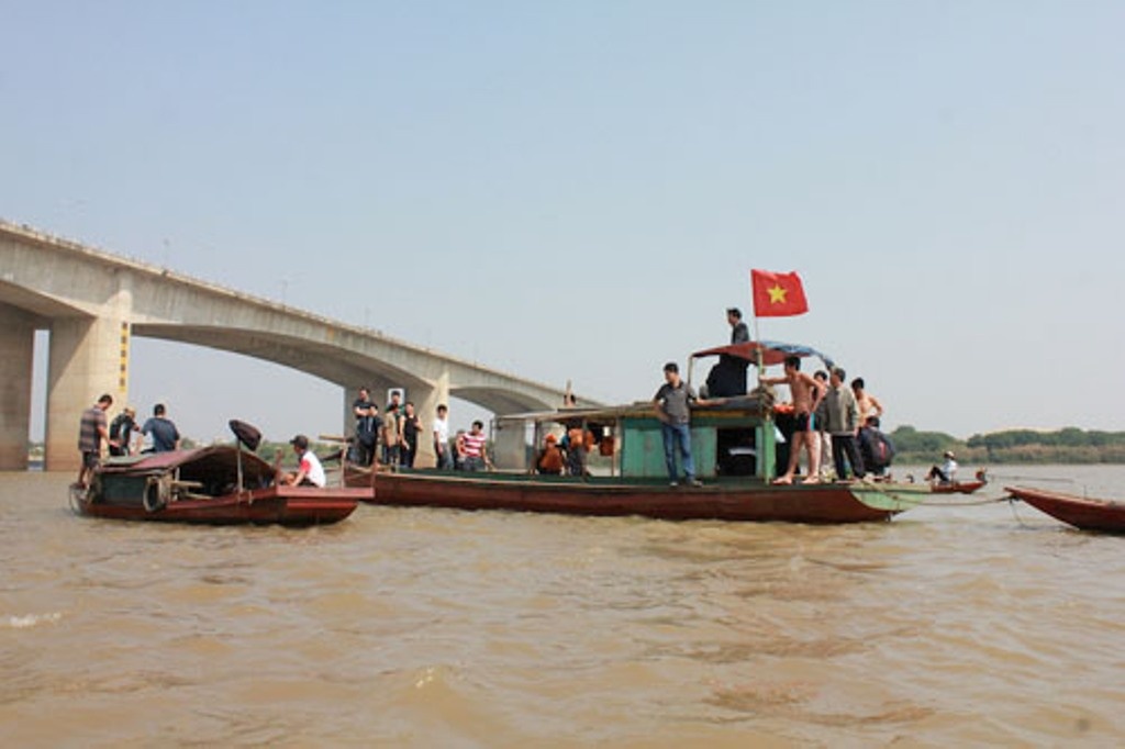 Gia dinh de nghi cong an tiep tuc tim kiem xac chi Huyen hinh anh